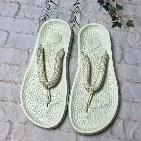 White Allbirds Thongs size 7 - Picture 1 of 5